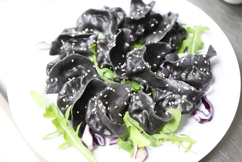 raviolis noirs au porc et aux œufs confites 手工黑皮皮蛋猪肉饺子